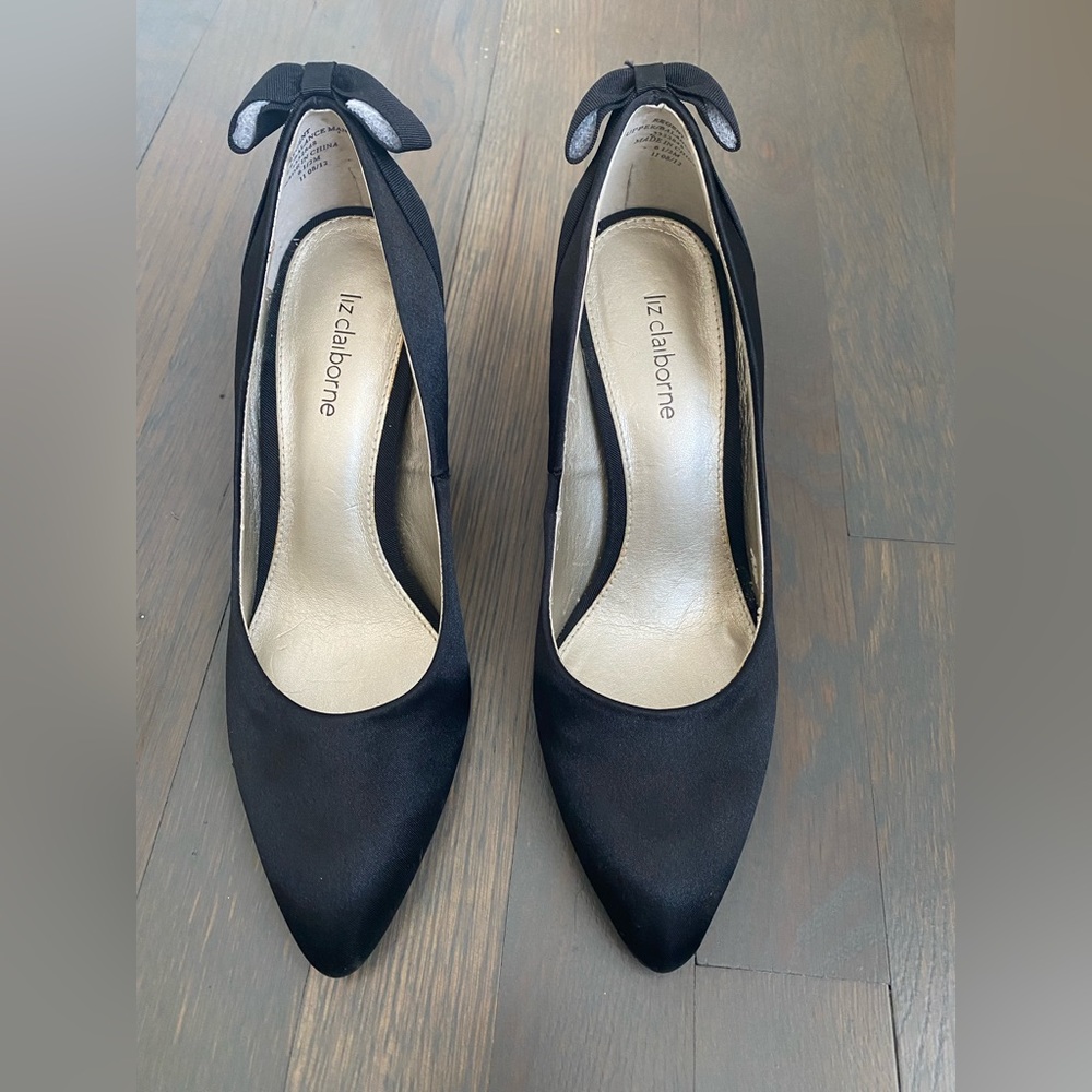 Black heel pump with bow